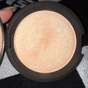 BECCA shimmering highlight in shade Champagne Pop